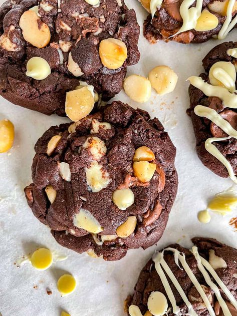 These thick and chewy Chocolate Macadamia Cookies are soft n' fudgy and loaded with buttery, crunchy macadamia nuts, white chocolate and milk chocolate chips! Chocolate Macadamia Cookies, Christmas Bars, Salty Cookies, Macadamia Cookies, Macadamia Nut Cookies, Nut Cookies, Chocolate Macadamia, Dark Chocolate Cookies, Recipes Chocolate