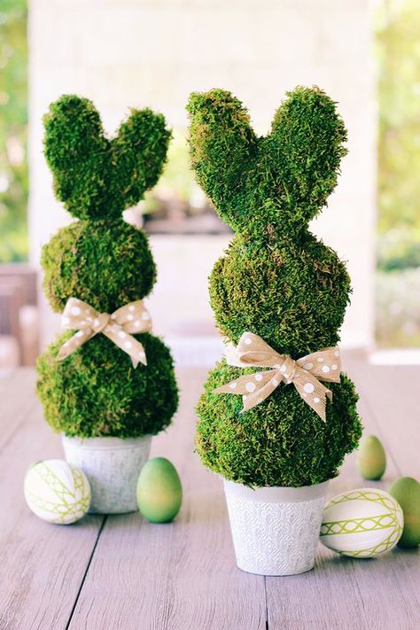 Bunny Planters Diy, Diy Bunny Decorations, Moss Topiary Diy, Diy Rabbit Decor, Diy Moss Bunny, Easter Topiary Diy Front Porches, Easter Egg Topiary Diy, Easter Garden Decorations, Bunny Centerpieces