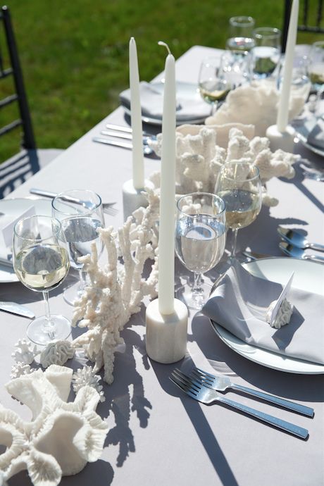 Step outside the box and use coral as a substitute for florals as you design an outdoor summer bash #bfloralnyc #eventdesign Ocean Inspired Tablescape, Beach Decorating Ideas For Party, Beach Table Settings, Coral Beach Wedding, Brazil Wedding, Seafood Party, Anthurium Plant, Summer Bash, Event Trends