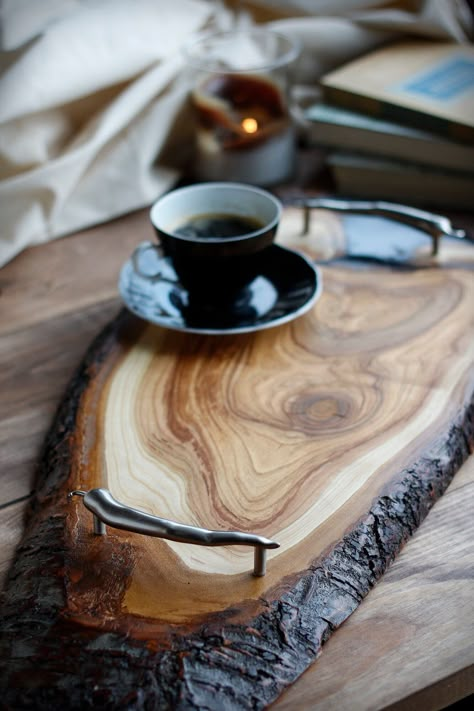 Handmade wooden serving tray made of irregular slice of apple wood. A unique wood sufrace finished with oil. Edge with preserved bark has been filled with glossy black epoxy resin. A sweet apple tree framed with spicy pepper handles will be perfect for designer interiors, as an unusual decoration and an everyday object. It's also an excellent idea for wedding gift or a housewarming gift. Every piece of wooden tray made in The Woodland is one of a kind, created with attention to natural beuty of Natural Wood Projects, Wooden Platters Serving Trays, Wooden Tray Ideas, Diy Tray Ideas, Serving Tray Ideas, Diy Wood Gifts, Wooden Aesthetic, Large Wood Slices, Wood Log Crafts