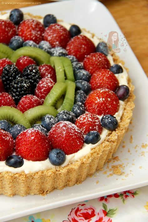 Fruit Flan Recipe, Fruit Tart Recipe Easy, Pastry Cake Recipes, Easy Fruit Tart, Fruit Flan, Fruit Tart Cake, Easy Tart Recipes, Mini Fruit Tarts, Fresh Fruit Tart