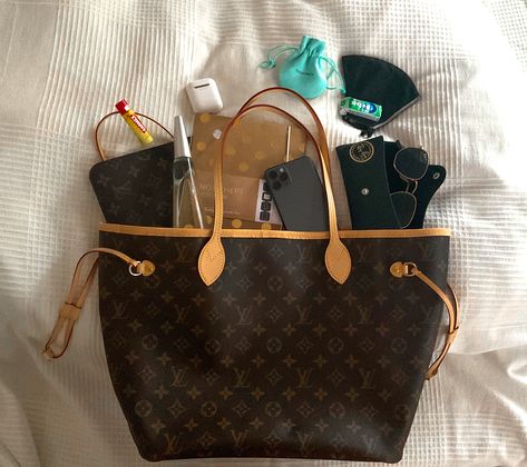 bag with essentials inside Louis Vuitton Neverfull Aesthetic, Lv Campaign, Neverfull Mm Outfit, Louis Neverfull, Louis Vuitton Neverfull Outfit, Purse Aesthetic, Lv Tote, Louis Vuitton Mm, Uni Bag