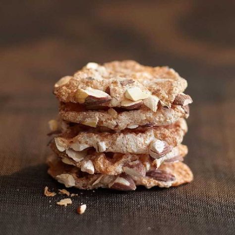 Les croquants du Tarn façon maison Ingrédients et recette expliquée par un des meilleurs Chef Etoilé pour réaliser les délicieux plats des Régions de France - Kinds Of Cookies, Christmas Snacks, French Food, Egg Whites, Simple Recipe, Rice Krispie Treat, Granulated Sugar, 15 Minutes, Cookies Et Biscuits