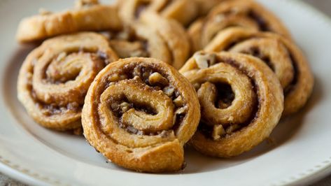 Impress your holiday guests with this no-stress take on pinwheels. Pecan Pinwheels Recipe, Cinnamon Pinwheels, Cinnamon Pecans, Pillsbury Recipes, Pinwheel Recipes, Crescent Roll Recipes, Baking Ideas, Breakfast Treats, Holiday Cooking