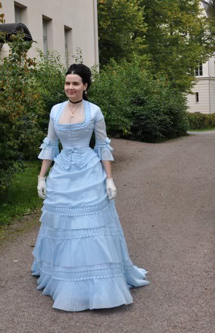 Victorian Party Dress, 1871 Fashion, Blue And White Dress Outfit, 1812 Fashion, Vintage Dress Outfits, Roccoco Dresses, Tea Time Dress, 1890 Dress, 1880s Dress