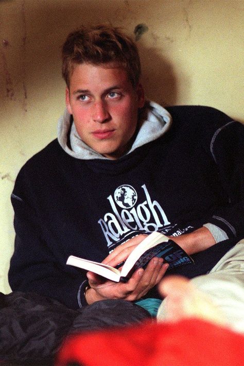 Cool, Sitting, T-shirt, Photography, Flesh, Smile, Young Prince William, Royal Navy Uniform, Celebrities Reading, Eton College, Principe William, Polo Match, Prince William And Catherine, Young Prince, Royal Life