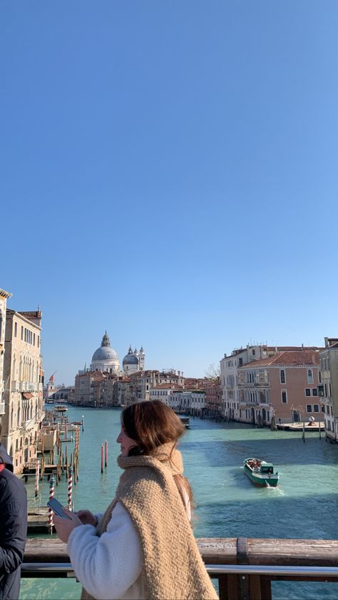 Venice Pose Ideas, Venice Photo Ideas Winter, Italy In Winter Aesthetic, Rome Instagram Pictures Winter, Venice Italy Aesthetic Outfit, Venice Instagram Pictures, Venecia Aesthetic, Venice Autumn, Italy Winter Aesthetic