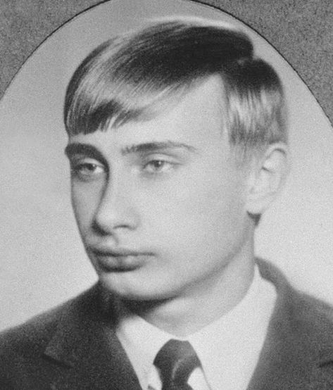 27 Unbelievable Portraits of Famous People When They Were Young ~ vintage everyday Photos Of Famous People, Young Tom Riddle, Vladimir Poutine, Classic Films Posters, Dollar Shave Club, Baby Feeding Schedule, Rare Historical Photos, Famous Faces, Look At You