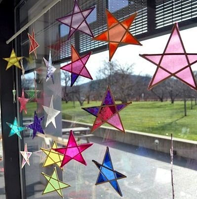 Wood And Tissue Paper Star Sun Catchers Diy Star, Hanging Stars, Stars Craft, Diy Decor Crafts, Paper Stars, Camping Crafts, Childrens Crafts, Art Activities, Arts And Crafts For Kids