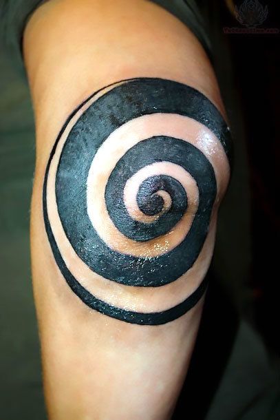 Cool black spiral tattoo on the elbow. Style: Blackwork. Color: Black. Tags: Cool, Creative, Awesome Fibonacci Spiral Tattoo, Spiral Tattoo, Side Hand Tattoos, Spiral Tattoos, Cool Shoulder Tattoos, Small Chest Tattoos, Elbow Tattoo, Unalome Tattoo, Circle Tattoo