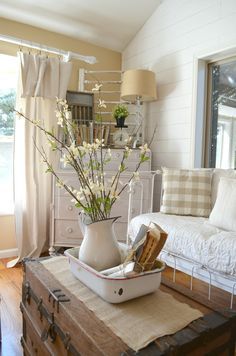 1000+ ideas about Country Living Rooms on Pinterest | French ... Modern Farmhouse Living Room Decor, Farmhouse Living Room Decor Ideas, Rustic Farmhouse Living Room, Farmhouse Style Living Room, Casa Country, Decor Shabby Chic, Modern Farmhouse Living Room, Farmhouse Living Room, Chippy Paint