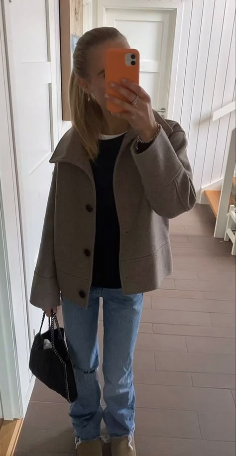 Double Breasted Coat Outfit, Wool Jacket Outfit, Brown Trench Coat Outfit, Trench Coat Outfit Winter, Brown Coat Outfit, Wool Coat Outfit, Effortless Chic Outfits, Stockholm Stil, Winter Coat Outfits