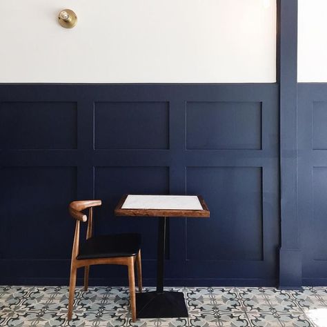 navy wainscoting Blue Wainscoting, Wainscoting Stairs, Wainscoting Kitchen, Faux Wainscoting, Painted Wainscoting, Wainscoting Bedroom, Dining Room Wainscoting, Wainscoting Bathroom, Wainscoting Styles