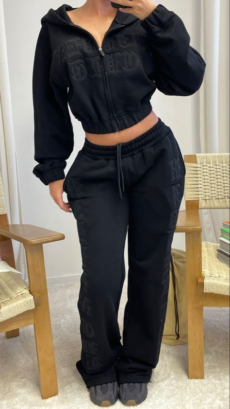 Boujee Street Wear, Woman Tracksuit, Women’s Tracksuit, Baggy Black Sweatpants Outfit, Comfortable Stylish Outfits, Baddie Pjs, Black Tracksuit Outfit, Baddie Outfits Winter, Tracksuit Outfit Women