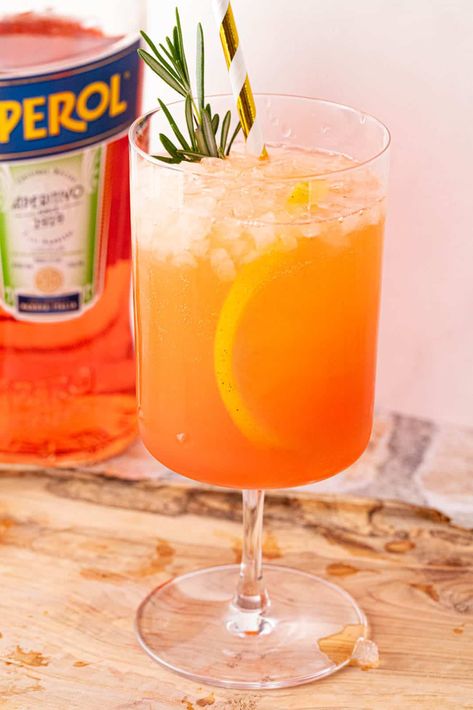 Light Summer Cocktails, Oven Baked Pork Ribs, Grapefruit Cocktail Recipes, Homemade Drinks Recipes, Boat Drinks, Grapefruit Recipes, Aperol Spritz Recipe, Yummy Cocktails, Grapefruit Cocktail