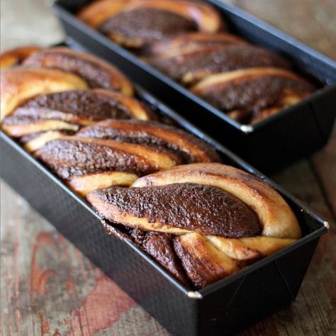 chocolate babka (via Foodgawker) Bread Loafs, Babka Bread, Gf Cooking, Bread Pastry, Baking Techniques, Chocolate Babka, Homemade Breads, Yeast Breads, Eastern European