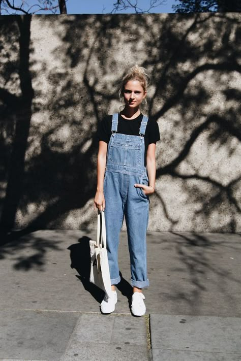 These are Americana-esq dungaree overalls! #overalls #dungarees #jeans #denim Curvy Work Outfit, Vestiti In Jeans, Overalls Outfit, Fashion 90s, Summer Work Outfits, Spring Look, Mode Inspo, Inspired Outfits, Denim Overalls