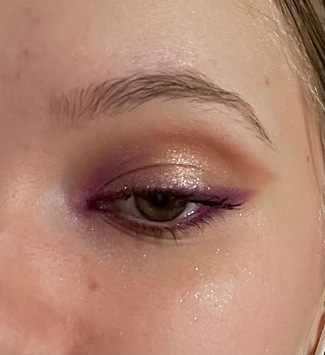 Purple Makeup Hazel Eyes, Minimal Purple Eyeshadow, Taylor Swift Inspired Makeup Looks, Subtle Purple Eyeshadow, Amber Eyes Makeup, Basic Eyeshadow Looks, 90s Eyeshadow, Quiet Fashion, Purple Glitter Eyeshadow