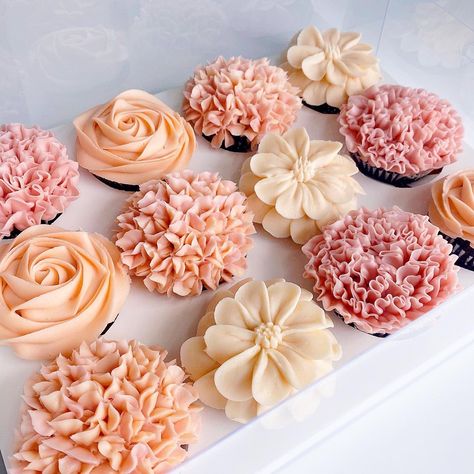 Order Flower Cupcakes, Cakes and Cupcake Bouquets — The Flower Bakeshop Boho Floral Cupcakes, Dahlia Cupcakes, Fall Flower Cupcakes, Flower Cupcakes Ideas, Wildflower Cupcakes, Cupcake Piping, Floral Dessert, Cupcake Bouquets, Decorative Cakes