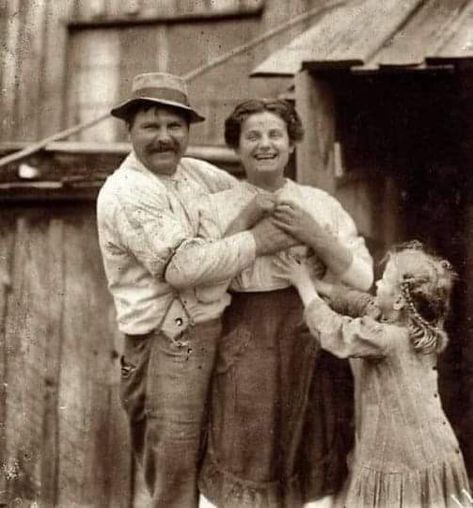 Shorpy Historical Photos, Old Photography, American Children, Vintage Pics, History Photos, Happy Together, Old Pics, Historical Pictures, Vintage Portraits