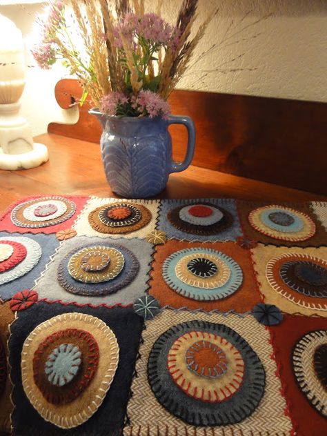 Wool Pennies Ideas, Felt Candle Mats Free Printable Penny Rug Patterns, Wool Penny Ideas, Penny Crafts, Wool Ideas, Penny Rug Patterns, Wool Appliqué, Wool Felt Projects, Wool Applique Patterns