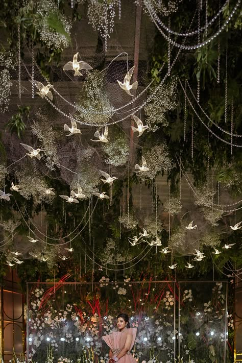 Wedding Overhead Decor, Sangeet Ceiling Decor, White Sangeet Decor, Romantic Reception Decor, Sangeet Theme Ideas, Sangeet Stage Decor, Sangeet Decoration, Green Wedding Decorations, Sangeet Decor