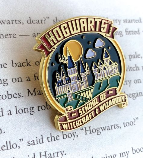 Harry Potter Hogwarts enamel pin shown on a page of text from a Harry Potter novel. Harry Potter Details, Harry Potter Pins, Backpack Pouch, Stile Harry Potter, Harry Potter Merch, Ford Puma, Harry Potter Pin, Harry Potter Merchandise, Lilo Et Stitch