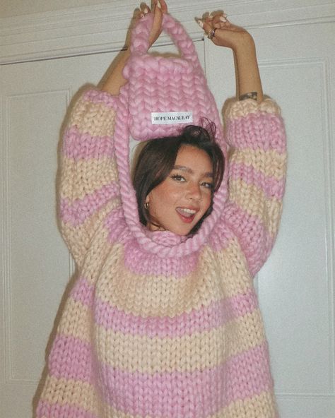 Layering Street Style, Fashion And Textiles, Crochet Blanket Designs, Handmade Sweater, Pink Round, Crochet Fashion Patterns, Bespoke Fashion, Chunky Knit Sweater, Chunky Knitwear