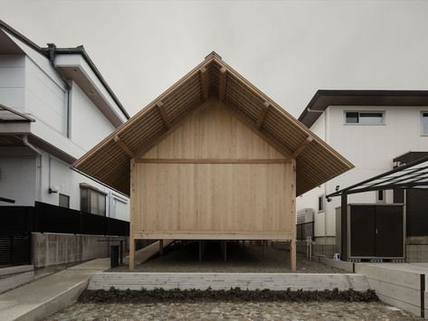 Houses In Japan, Wood Facade, Japan Architecture, Minimal Architecture, Wood Roof, Wood Architecture, Wooden Structure, Gable Roof, Architect House