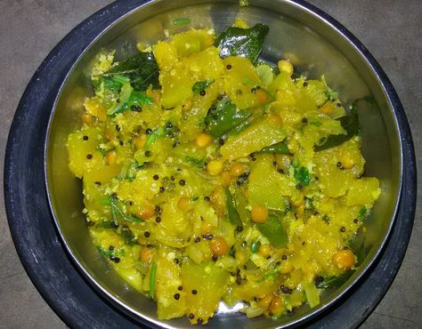 Yellow Pumpkin Recipes, Poriyal Recipe, Low Calorie Vegetables, Yellow Pumpkin, Urad Dal, Curry Recipes Indian, Indian Recipe, Recipes Indian, Mustard Seeds