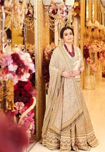 Nita Ambani Lehenga, Sabyasachi Outfits, Shloka Mehta, Akash Ambani, Mehandi Outfits, Ambani Wedding, Sabyasachi Bridal, Celebrity Inspired Outfits, Nita Ambani