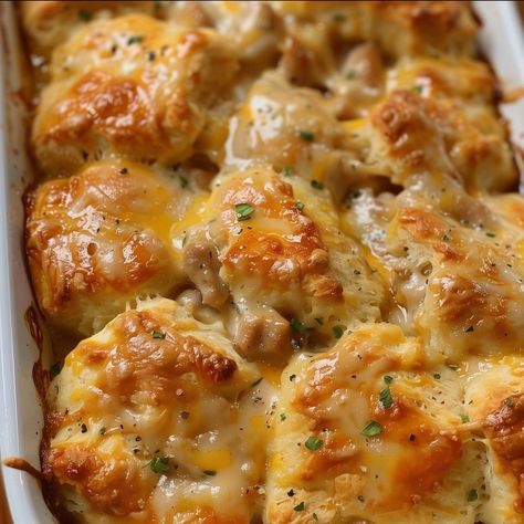 Chicken Bubble Biscuit Bake Casserole Recipe - Easy DIY Recipes Chicken Biscuit Bake, Chicken Biscuit, Biscuits Casserole, Rachael Ray Recipes, Ina Garten Recipes, Chicken And Biscuits, Biscuit Bake, Baked Casserole, Grandmas Recipes