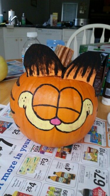 Pumpkin Painting Garfield, Pumpkin Painting Ideas Garfield, Pumping Painting Ideas Halloween, Garfield Pumpkin Painting, Garfield Pumpkin, Best Pumpkin Decorating Ideas, Creative Pumpkin Painting Ideas, Garfield Halloween, Cute Painted Pumpkin Ideas