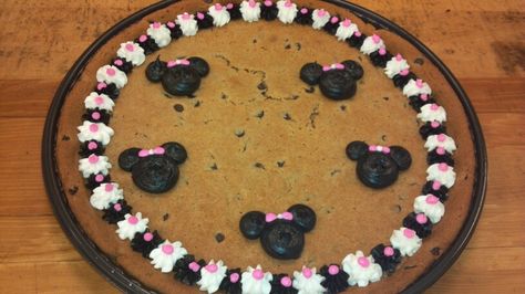 Minnie Mouse cookie cake! Disney Cookie Cake, Mickey Mouse Cookie Cake, Minnie Mouse Cookie Cake, Dq Cake, Message Cookies, Big Cookies, Giant Cookies, Mouse Cookies, Large Cookies