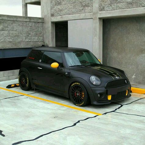 Love the small accents on this matte black Mini. Mini Cooper Vinyl Wrap, Mini Cooper 2017, Mini Cooper Custom, Mini Cooper R56, Mini Ideas, Bmw M Power, British Car, Mini Copper, Car Wrapping