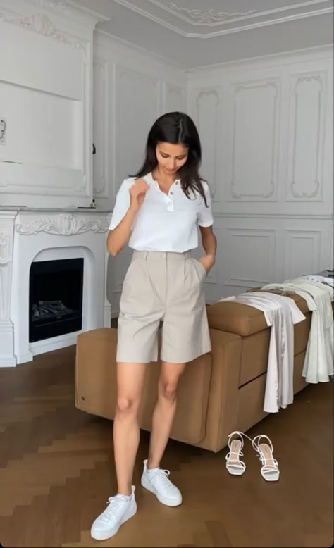 Trouser Short Outfit Ideas, Bermuda Trouser Shorts Outfit, Shorts For Work Outfit, Beige Bermuda Shorts Outfit, Ootd Short Pants, Bermuda Pants Outfits, Short Trousers Outfit Women, European Summer Outfits, Beige Outfit