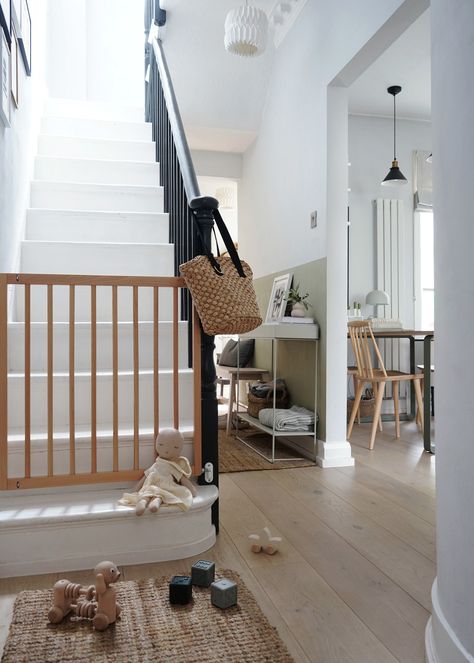 How to decorate with kids without compromising your style - stylish wooden stair gate Stair Gate Ideas, Wooden Stair Gate, Stairs Gate, Scandinavian Hallway, Minimalist Hallway, Bauhaus Interior, White Worktop, Painted Staircases, Home With Kids