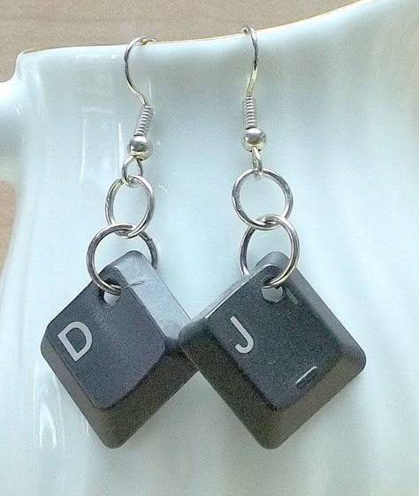 Trash Jewelry Diy Ideas, Upcycled Earrings Diy, Upcycled Gifts Ideas, Keyboard Jewelry, Computer Keys, Upcycle Jewelry, Recycled Jewellery, Geeky Craft, Key Earrings