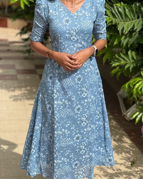 E-177s cotton maxi in elbow sleeves (with cotton lining) Sizes: XS to XXL Mild soap handwash and steam ironing is recommended Dm for orders and price Colour may slightly vary due to lighting Model Size -Xs [kurti, festive, maxi, co ord, kurta sets, regular wear, casual wear, office wear, style, marriage] #kurti#casulakurti#dailywearkurti#smallbusiness#officewearkurti#officewearstyle#kurtisofeyal#festivekurtis#kurtidesign#kurtis #kurticollection#kurtifashion#kurtistyle#eyaldesigningstu... Cottan Frok Kurti, Kurti Cotton Design, Aline Kurti Design, A Line Kurti Designs, Frock Photos, Dress Designs For Stitching, Kurti Cotton, Simple Dress Casual, Stylish Kurtis Design