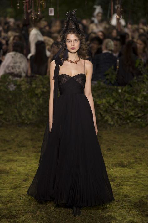 Dior Haute Couture Taps into a Whimsical, Witchy Fairy Tale for Spring - Fashionista Dark Royalty, Royalty Core, Haute Couture Style, Haute Couture Paris, Haute Couture Gowns, Dior Dress, Christian Dior Haute Couture, Dior Haute Couture, Couture Mode