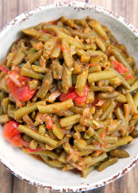 Creole Green Beans Recipe - transform canned green beans into something amazing! Green beans, bacon,onion, green pepper, brown sugar, mustard, stewed tomatoes and Worcestershire sauce. SO good! I could make a meal out of these green beans! Cajun Green Beans Recipe, Green Beans Bacon Onion, Green Beans Bacon, Canned Green Beans, Cajun Dirty Rice, Southern Green Beans, Green Beans Recipe, Green Beans With Bacon, Cajun Food