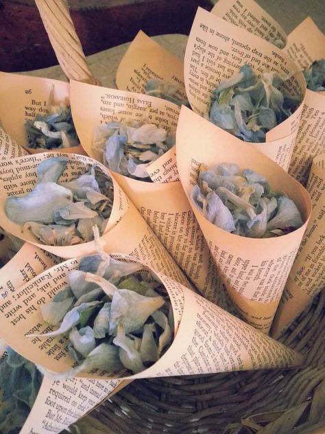 Forget Me Not Wedding Theme, Wedding Confetti Ideas, Book Confetti, Forget Me Not Wedding, Diy Confetti Cones, Sunflower Wedding Decorations, Swedish Wedding, Wedding Toss, Confetti Cones