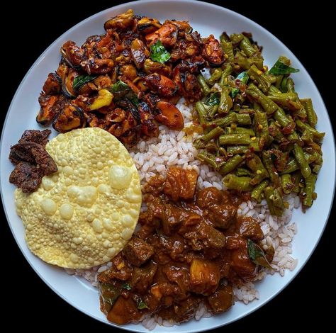 Kerala Meals, Indian Food Items, Tamil Food, Kerala Dishes, Rice And Curry, Rice Curry, Delicious Food Image, Cooking Items, School Lunch Recipes