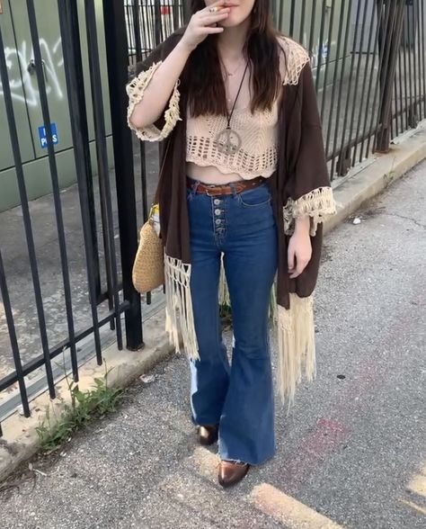 Hippie Outfits 70s Bell Bottoms, Hippie Jeans Outfit, 70s Bell Bottoms Outfits, Hippie Outfits 70s, 70s Bell Bottoms, Bell Bottom Outfits, 60s Outfit, 60s Outfits, Bell Bottoms Outfit