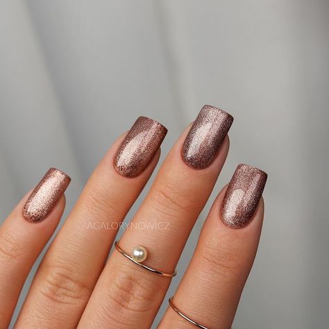 50+ Cute New Years Eve Nails That Are Super Trendy! - Prada & Pearls Short Nail Cat Eye, Nails Almond New Years, Brown Magnetic Nails, Almond New Years Nails, New Years Nails Acrylic Glitter, New Years Nails Simple, Nail Cat Eye Design, New Years Nails Almond, Brown Cat Eye Nails