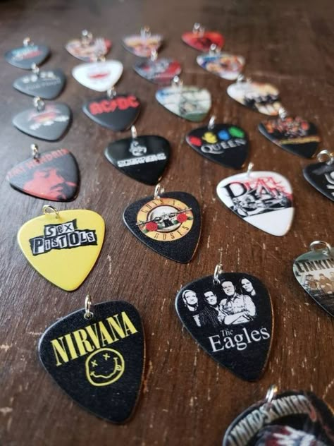 Electric Guitar Aesthetic, Gitar Vintage, Cool Guitar Picks, Lover Guitar, Aesthetic Guitar, Guitar Aesthetic, Guitar Pick Necklace, Electric Guitar Design, Guitar Obsession