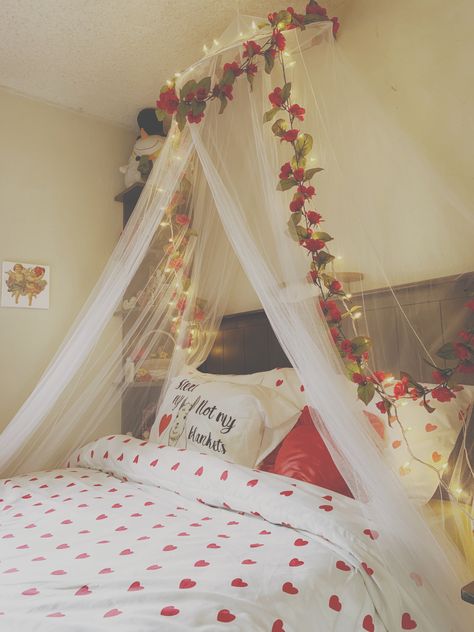 First Night Room Decoration Simple, Marriage Bedroom Decor, Simple First Night Room Decoration, Wedding Night Room Decorations, Casual Wedding Decor, Bride To Be Decorations, Bedroom Decorate, Nikah Decor, Romantic Room Decoration