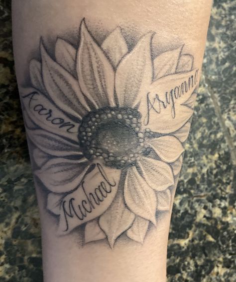 Sunflower Family Tattoo Ideas, Sunflower Family Tattoo, Sunflower With Names Tattoo, Sunflower Tattoos With Names, Sunflower Tattoo Name, Mother Of 3 Tattoo Ideas With Names, Grandchildren Name Tattoos, Grandchildren Tattoos For Grandma, Sunflower Tattoo With Kids Names