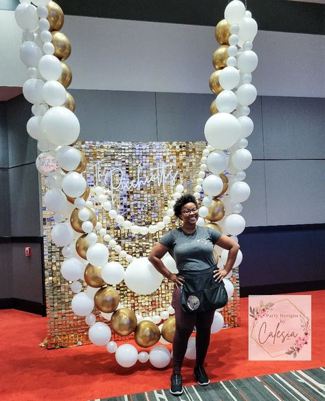 Pearl Necklace Balloon Garland, Pearls Backdrop, Pearl Themed Party, Wedding Balloon Garland, Linking Balloons, Gold Shimmer Wall, Balloon Table Decorations, Link Balloons, Prom Backdrops