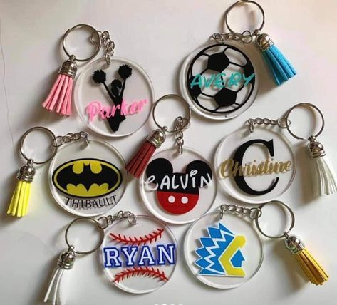 Acrilyc Keychain Cricut, Acrylic Key Chains With Vinyl, Round Acrylic Keychain Ideas, Cricut Keychain Ideas, Acrylic Keychain Ideas, Vinyl Craft Projects, Keychain Craft, Cricut Projects Beginner, Acrylic Keychains